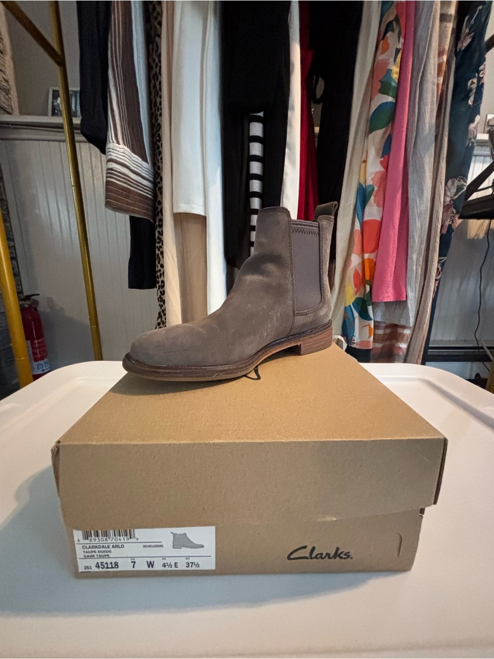 Clarks unisex Chukka Chelsea Boot - Gray Suede